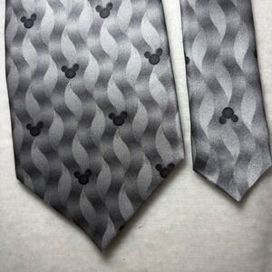 Walt Disney World Mickey Mouse Silk Tie Grey Silver Wavy Pattern PG5172 NWT